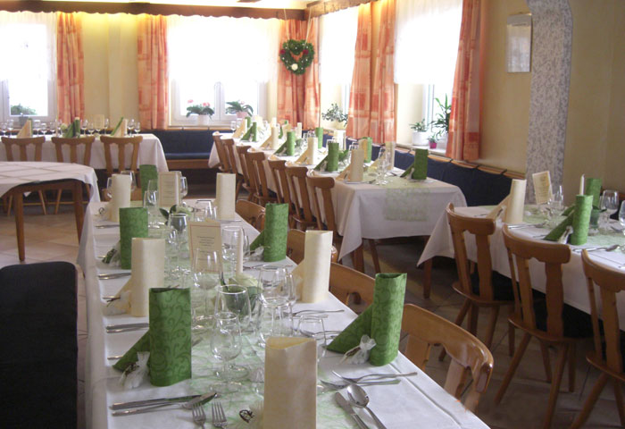 Dekorierte Tische bei feierlichem Anlass - Gasthaus Grüner Berg