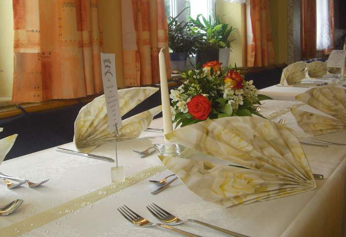 Tischdekoration zu einem feierlichen Anlass - Gasthaus Grüner Berg