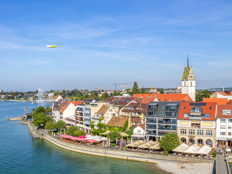 Zeppelin über Friedrichshafen am Bodensee - Gasthaus Grüner Berg